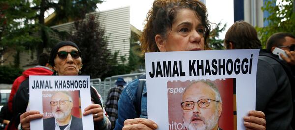 Правозащитники c фото Джамала Хашукджи во время акции протеста возле консульства Саудовской Аравии в Стамбуле - Sputnik Беларусь