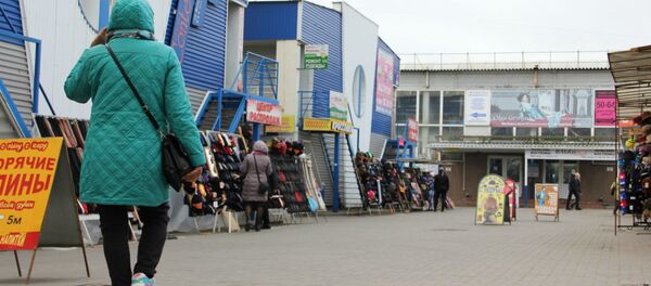 Редкие посетители бродят среди уличных торговых точек - Sputnik Беларусь