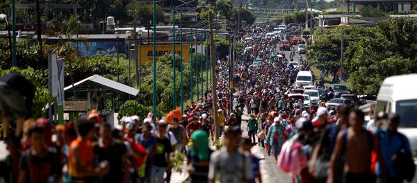 Караван мигрантов направляется к американский границе - Sputnik Беларусь