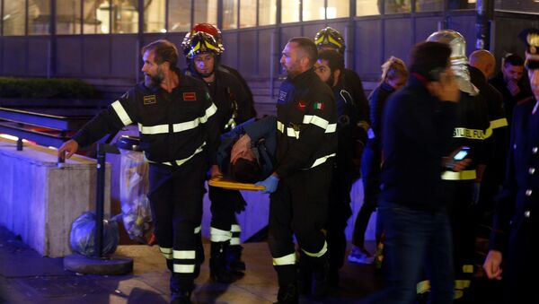 Итальянские медики оказывают помощь пострадавшим в метро в Риме боельщикам ЦСКА - Sputnik Беларусь