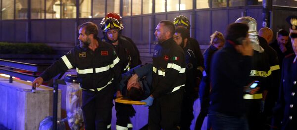 Итальянские медики оказывают помощь пострадавшим в метро в Риме боельщикам ЦСКА Итальянские медики оказывают помощь пострадавшим в метро в Риме боельщикам ЦСКА - Sputnik Беларусь