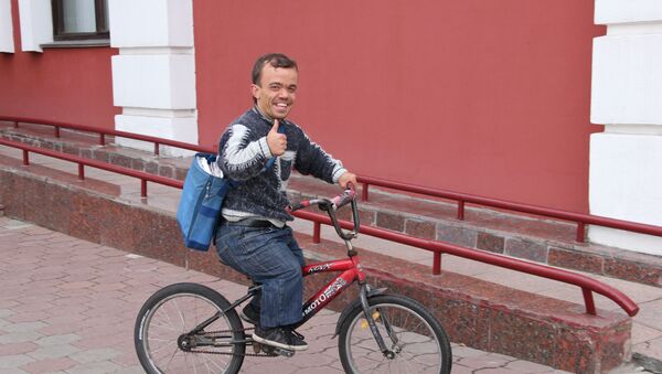 У Антона свой участок на 200 адресов, за сегодня надо обойти больше 100 - тут без велосипеда никак - Sputnik Беларусь