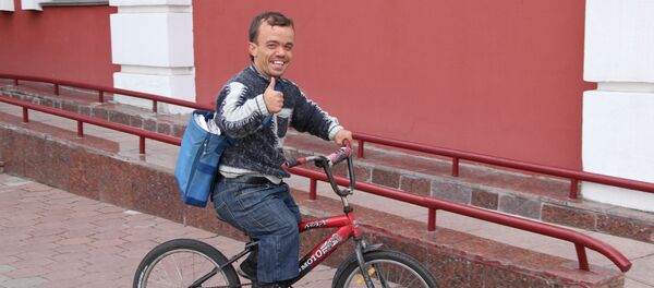 У Антона свой участок на 200 адресов, за сегодня надо обойти больше 100 - тут без велосипеда никак - Sputnik Беларусь