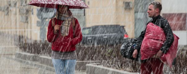 Прохожие во время снегопада - Sputnik Беларусь