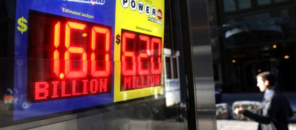 Дисплей с джекпотом лотереи в Нью-Йорке Дисплей с джекпотом лотереи в Нью-Йорке - Sputnik Беларусь