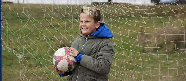 Десятилетний Глеб Вдовин еще год назад почти не ходил, а сейчас стоит на воротах - Sputnik Беларусь