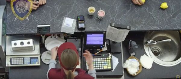 Видеофакт: невозмутимая кассирша, увидев пистолет, к лимону не прикоснулась - Sputnik Беларусь