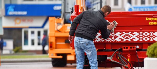 Гомельчане несколько дней готовили к работе презентационные выставки. Главная из них развернулась на площади Ленина - Sputnik Беларусь