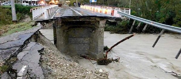 Обвал моста на трассе, ведущей в Сочи Обвал моста на трассе, ведущей в Сочи - Sputnik Беларусь