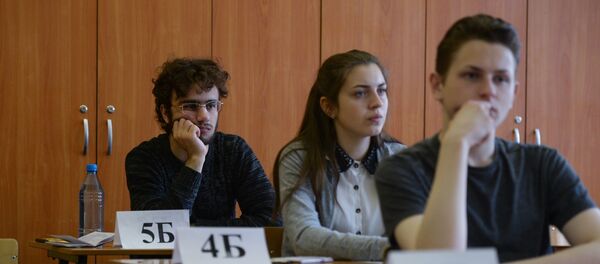 Ученики, сдающие тесты, архивное фото - Sputnik Беларусь