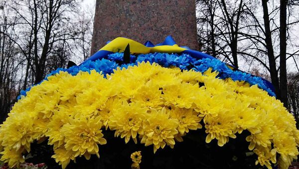 Цветы у памятника Тарасу Шевченко в Гомеле - Sputnik Беларусь