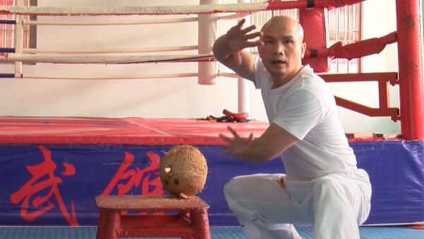 Мастер кунг-фу разбивает кокосы голыми руками - Sputnik Беларусь