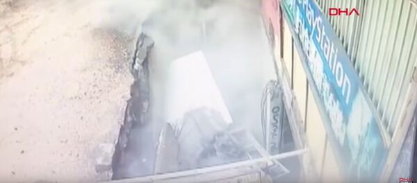 Это действительно шок: две женщины внезапно провалились под землю - Sputnik Беларусь