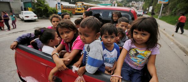 Караван мигрантов из Гондураса движется на США Караван мигрантов из Гондураса движется на США - Sputnik Беларусь