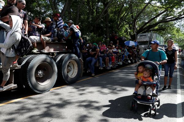 Караван мигрантов из Гондураса движется на США - Sputnik Беларусь