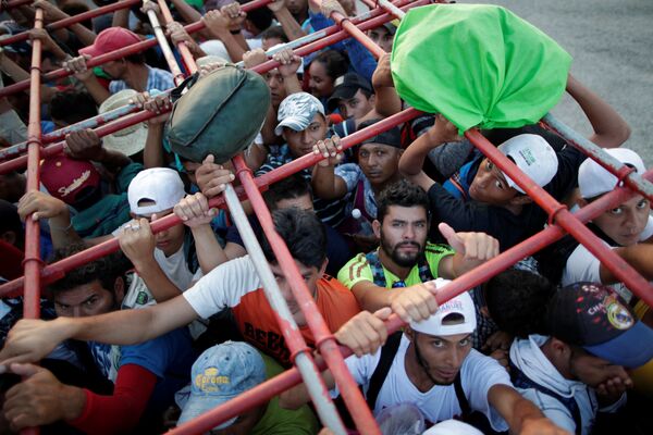 Караван мигрантов из Гондураса движется на США - Sputnik Беларусь
