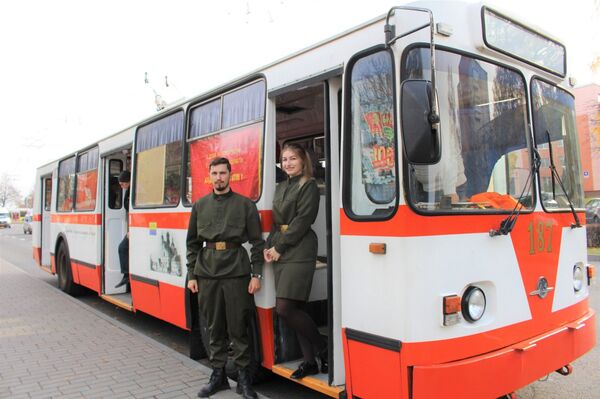 Ретро-троллейбус с портретами Ленина пустили в Гродно к 100-летию ВЛКСМ - Sputnik Беларусь