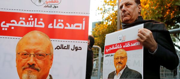 Друзья саудовского журналиста Джамала Хашогги держат плакаты  во время демонстрации возле консульства Саудовской Аравии в Стамбуле - Sputnik Беларусь