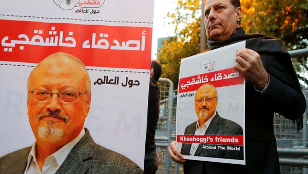 Друзья саудовского журналиста Джамала Хашогги держат плакаты  во время демонстрации возле консульства Саудовской Аравии в Стамбуле - Sputnik Беларусь