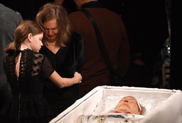 Супруга сына Н. Караченцова Андрея Ирина на церемонии прощания  - Sputnik Беларусь