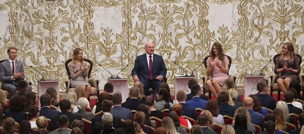 Президент Александр Лукашенко на встрече с активом Белорусского республиканского союза молодежи - Sputnik Беларусь