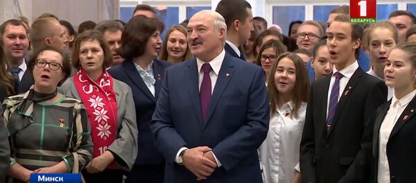 Лукашэнка праспяваў камсамольскую песню пад акампанемент сына Лукашэнка праспяваў камсамольскую песню пад акампанемент сына - Sputnik Беларусь