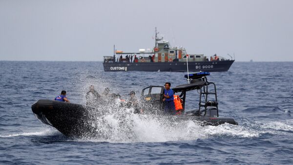 Спасатели работают на месте крушение авиалайнера в Индонезии - Sputnik Беларусь