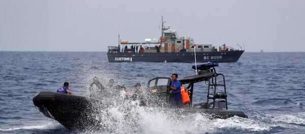 Спасатели работают на месте крушение авиалайнера в Индонезии - Sputnik Беларусь