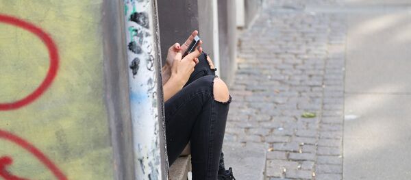 Девушка сидит в телефоне, архивное фото - Sputnik Беларусь