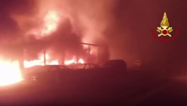 Машины сгорели в порту Италии - Sputnik Беларусь