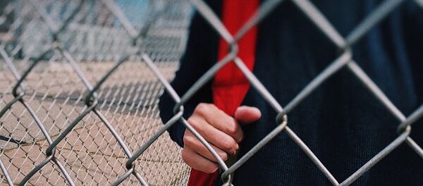 Подросток на школьном дворе, архивное фото Подросток на школьном дворе, архивное фото - Sputnik Беларусь