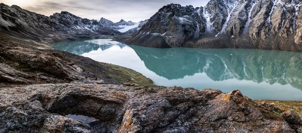 Озеро Ала-Куль в районе горного хребта Терскей Ала-Тоо в Кыргызстане - Sputnik Беларусь