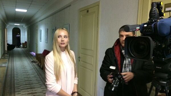 Фотограф Инна Ревяко перед судебным заседанием - Sputnik Беларусь