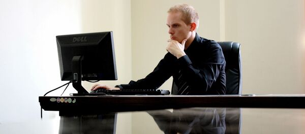 Мужчина работает за компьютером, архивное фото Мужчина работает за компьютером, архивное фото - Sputnik Беларусь