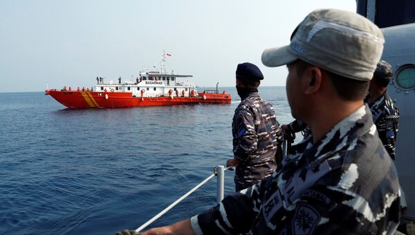 Спасатели работают на месте крушения индонезийского Boeing - Sputnik Беларусь