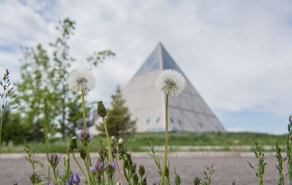 Дворец мира и согласия (Пирамида) в Астане, Казахстан - Sputnik Беларусь