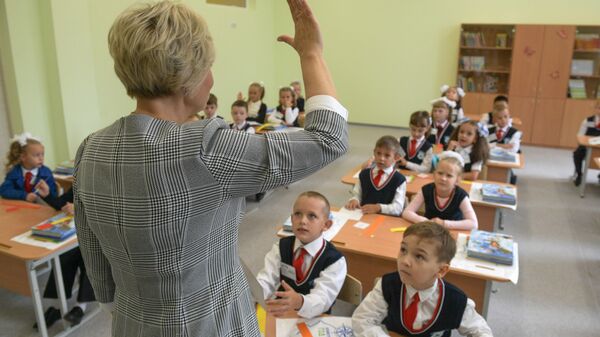 Учительница в школе, архивное фото - Sputnik Беларусь