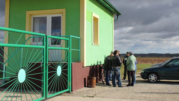 С десяток людей почти месяц в сентябре и начале октября каждый день приходили к закрытым воротам проданных с торгов складов - Sputnik Беларусь