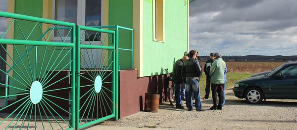 С десяток людей почти месяц в сентябре и начале октября каждый день приходили к закрытым воротам проданных с торгов складов - Sputnik Беларусь