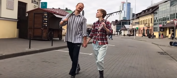 Піліп Беспамылковы ў новым кліпе прарэкламаваў вёску Піліп Беспамылковы ў новым кліпе прарэкламаваў вёску - Sputnik Беларусь