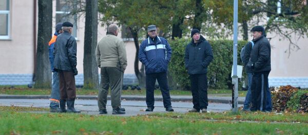 Мужчины собираются в центре Орши каждый день, в надежде на поденный заработок - Sputnik Беларусь