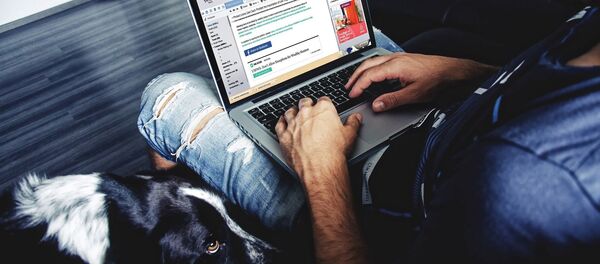 Мужчина за компьютером, архивное фото - Sputnik Беларусь