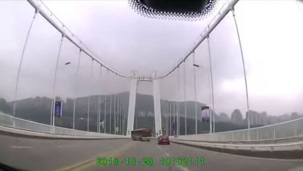 Автобус вылетел с моста в Китае - погибли 13 человек, видео - Sputnik Беларусь