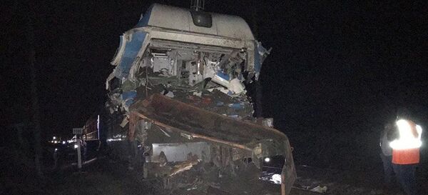 Поезд Минск - Адлер протаранил грузовик - Sputnik Беларусь