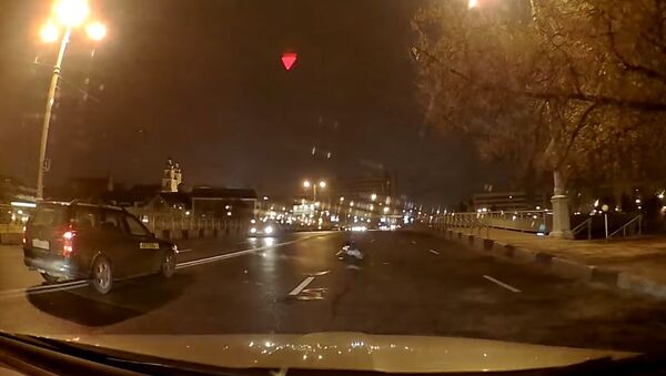 Видеофакт: девушка сидела на проезжей части в центре Минска - Sputnik Беларусь