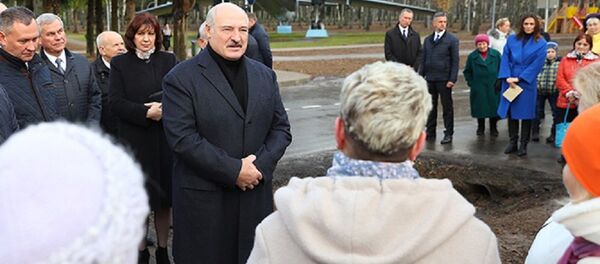 Лукашэнка ў дзяцінстве вельмі любіў марозіва: з'ядаў за раз 10-12 пачкаў Лукашэнка ў дзяцінстве вельмі любіў марозіва: з'ядаў за раз 10-12 пачкаў - Sputnik Беларусь