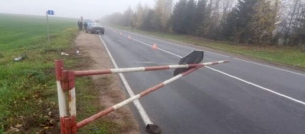 Водитель пытался проскочить ж/д пути и сбил дежурного по переезду Водитель пытался проскочить ж/д пути и сбил дежурного по переезду - Sputnik Беларусь