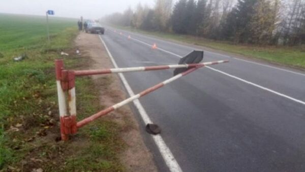 Водитель пытался проскочить ж/д пути и сбил дежурного по переезду - Sputnik Беларусь