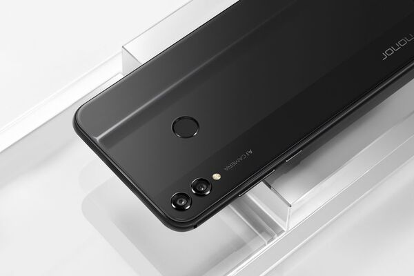 Стартовали продажи доступного смартфона Honor 8X с премиальными функциями  - Sputnik Беларусь