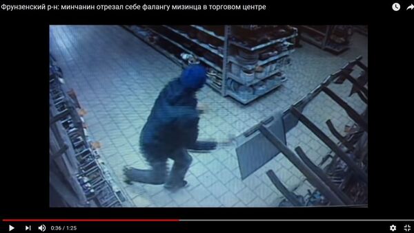 Палец за обман: ГУВД опубликовало видео инцидента в салоне связи - Sputnik Беларусь